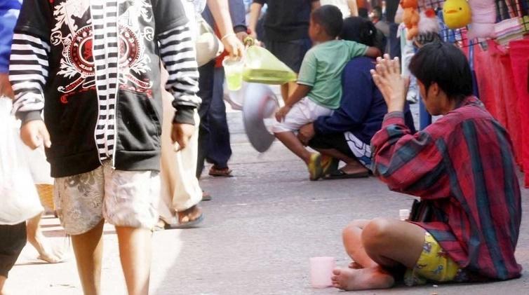 泰國乞丐月入逾2萬拒轉行，官員請求遊客別再施捨。(X)