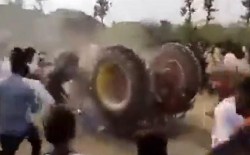 印度22歲男開拖拉機拔河，意外翻車遭壓死。(X)