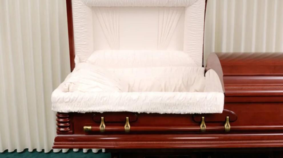 美療養院七旬婦被宣布死亡，殯儀館準備火化驚見仍有呼吸。(網上圖片)