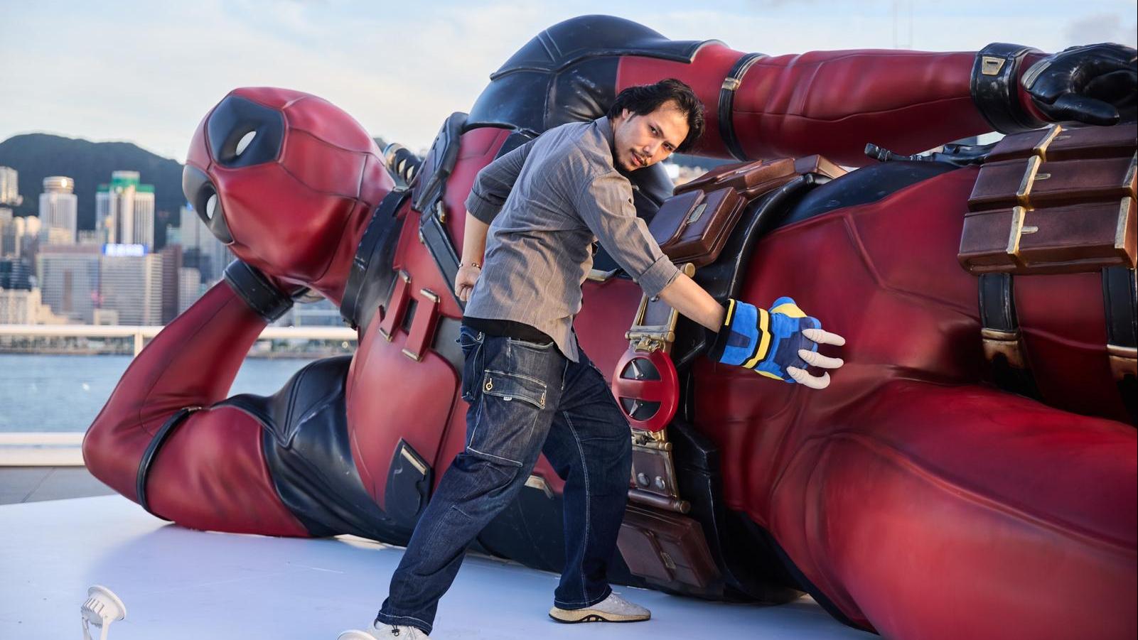 8米長死侍登陸尖沙咀瞓身維港任影 霍哥出動狼爪襲下體