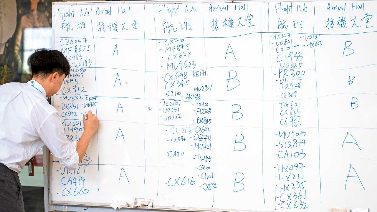 機場電腦系統跪低9小時 職員手寫白板更新航班資訊 機管局稱未發現黑客活動 政府要求交報告