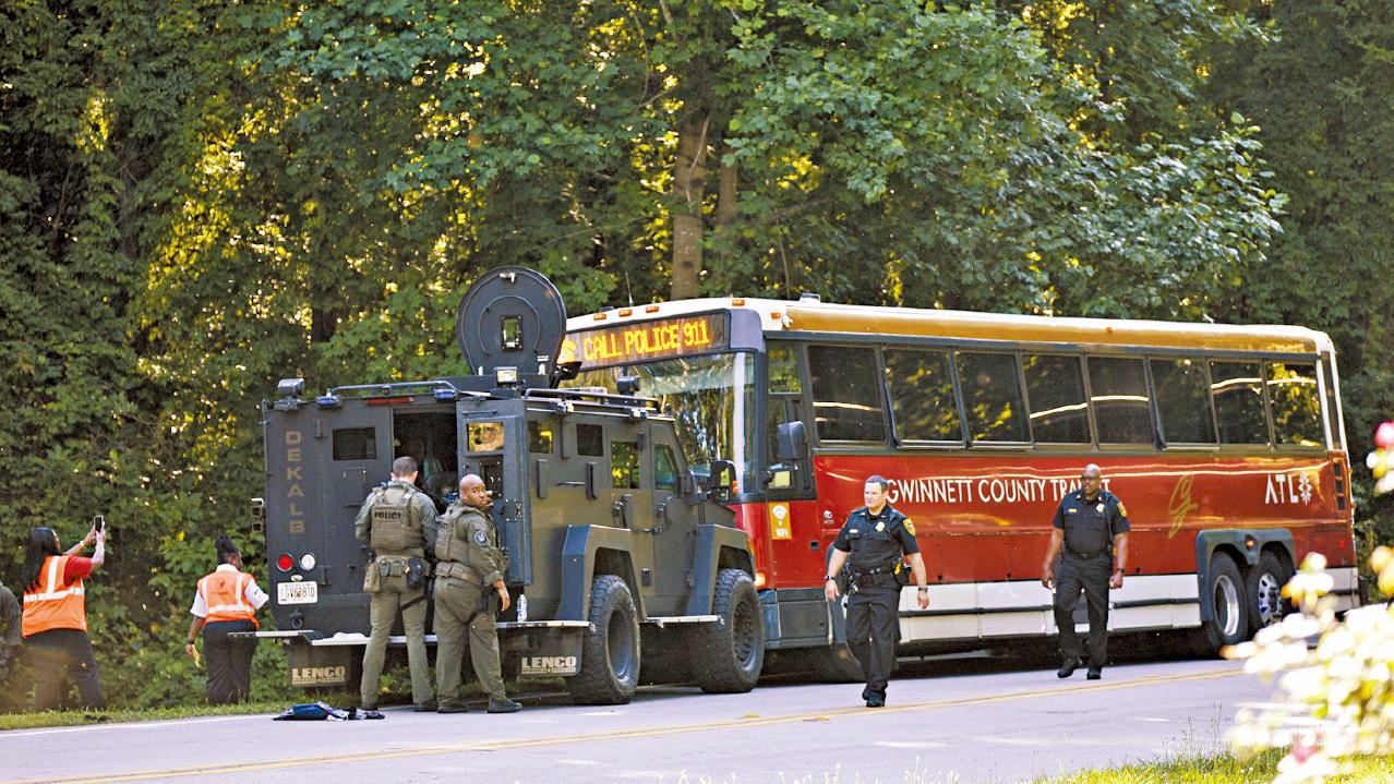公路橫衝直撞 槍殺乘客 美漢劫巴士與警飛車追逐