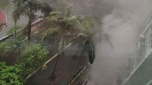 因應小西灣邨瑞樂樓火警引起的停電事故，東區民政處今晚(4日)已開放小西灣社區會堂作臨時庇護中心，予有需要的市民使用。(FB柴灣小西灣關注組街坊群組圖片)