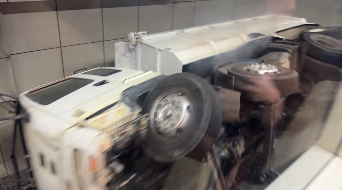 屯赤隧道內泥頭車失控翻側。(FB@馬路的事 (即時交通資訊台)／Lth Law)