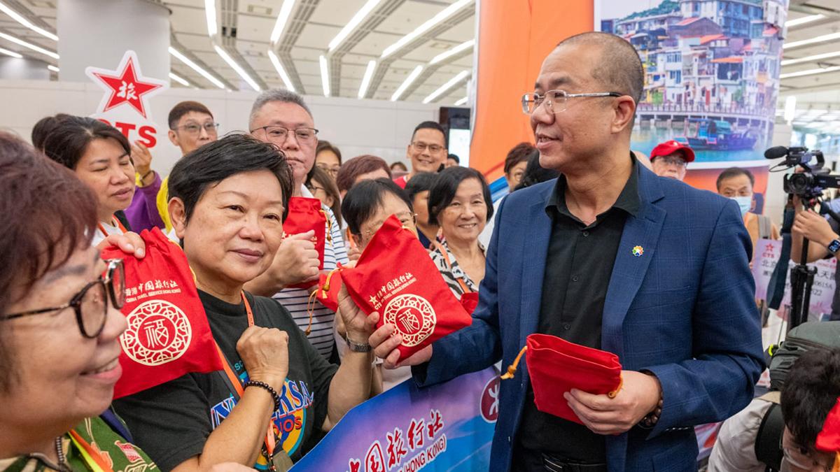 陳瑞東(右一)相信動臥列車未來會成為市民往北京和上海的好選擇之一。(陳奕釗攝) 