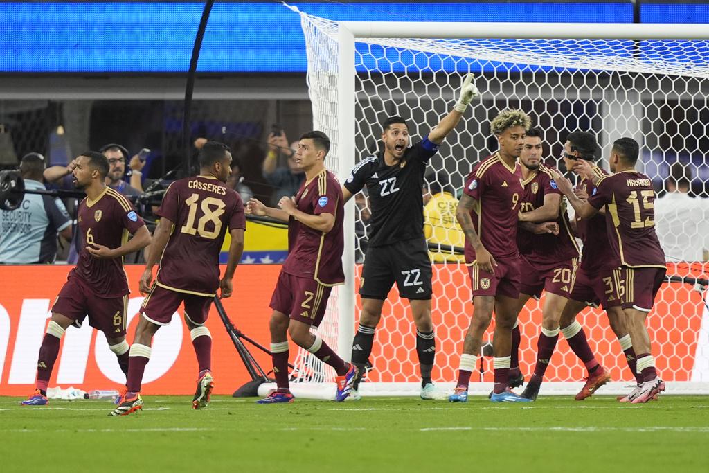 委內瑞拉門將救出墨西哥的12碼，令球隊保住一球優勢。(美聯社)