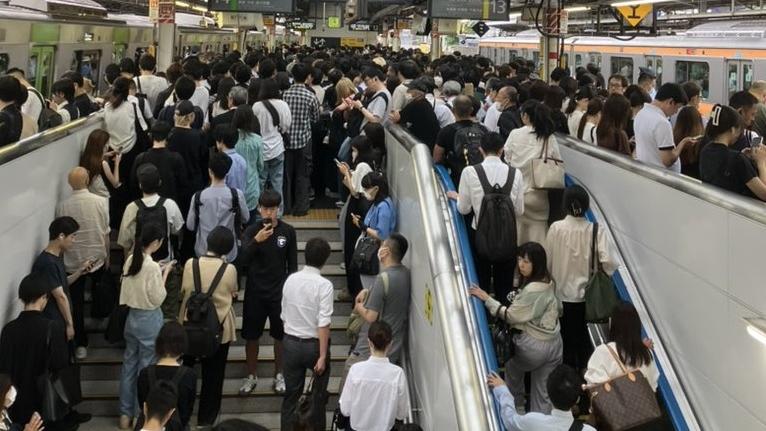 JR新宿站月台擠滿受影響的乘客。(X)