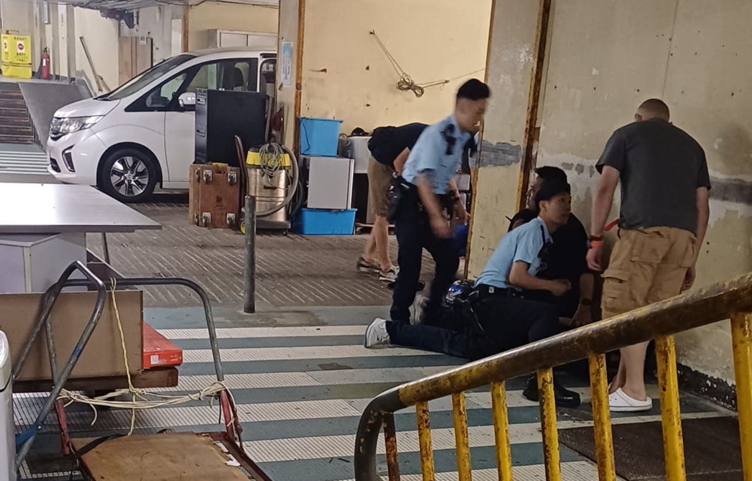 西灣河發生襲警、拒捕及藏毒案，5人受傷，包括3名警員，警員用胡椒噴霧及警棍將兩名南亞裔男子制服。fb：Pui Sung Lam