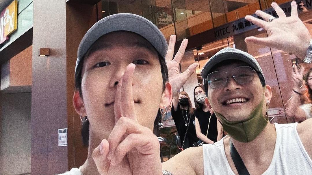 告別九展｜Alton把握最後機會 跟Dee何啟華門口合照留紀念