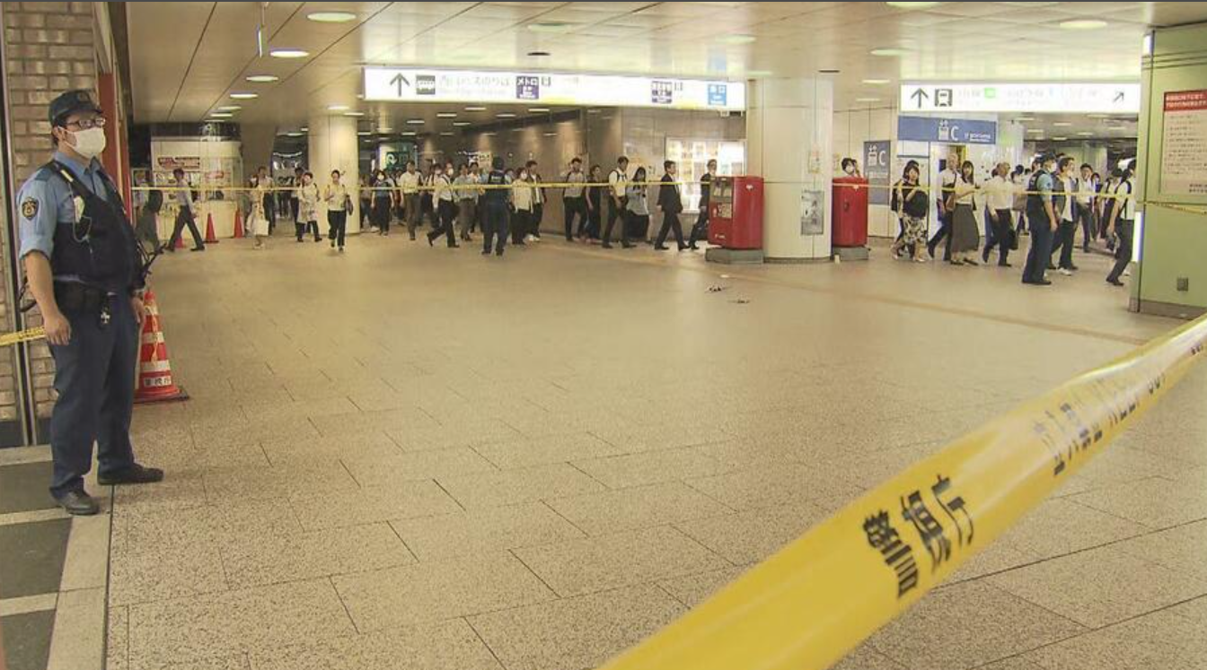 日本東京一名街頭露宿的女子涉用剪刀刺傷一名男警員被捕，案發在東京JR新宿站附近通道。(影片截圖)