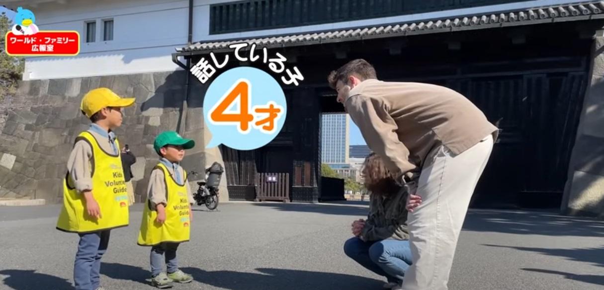 小兄弟用流利英語為外國遊客導賞東京皇居外苑。(互聯網)