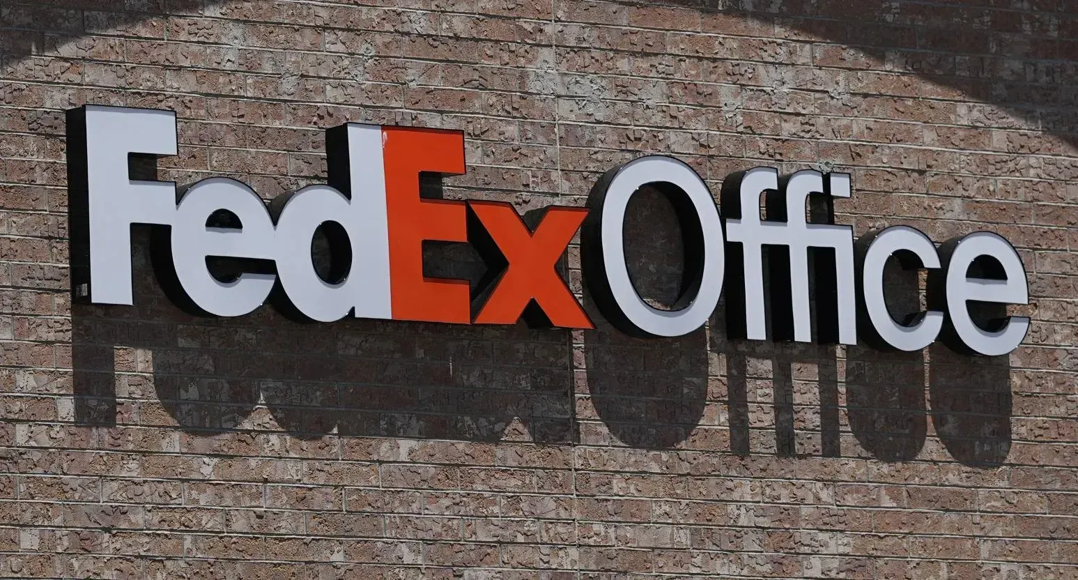 FedEx宣布裁員2千人年省13.7億　疫情後運輸需求下滑