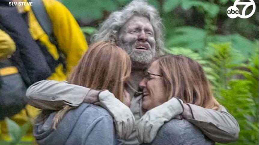 麥克利什獲救後與家人激動相擁。(互聯網)