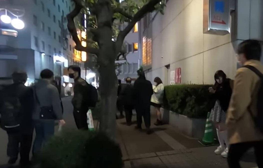 東京大久保公園近年出現不少站在路旁的女子，懷疑從事援交。(互聯網)