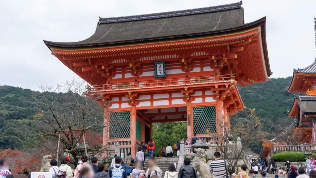 京都清水寺是知名旅遊景點，遊客絡繹不絕。(互聯網)
