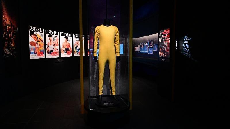 康文署轄下博物館獲中央廣播電視總台節目《國家寶藏》邀請，在節目介紹歷史博物館的屏山鄧族祝壽賀幛、藝術館的《齊風六篇》，以及文化博物館的展品李小龍黃色戰衣。(政府新聞網圖片)