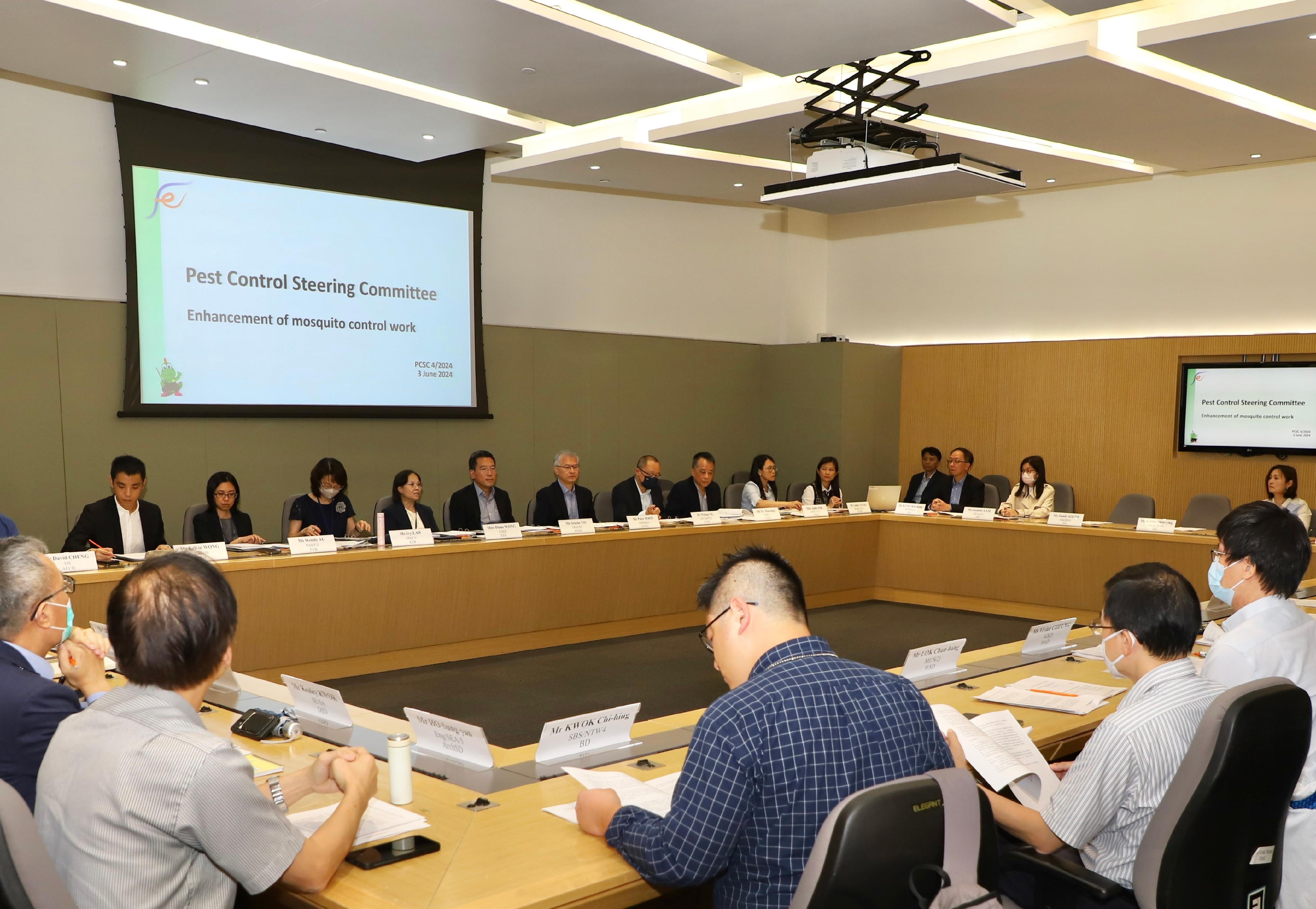 政府跨部門防治蟲鼠督導委員會今日(3日)召開會議，由環境及生態局副局長黃淑嫻(左四)主持，與會者來自3個決策局和20個政府部門及機構。(政府新聞網圖片)