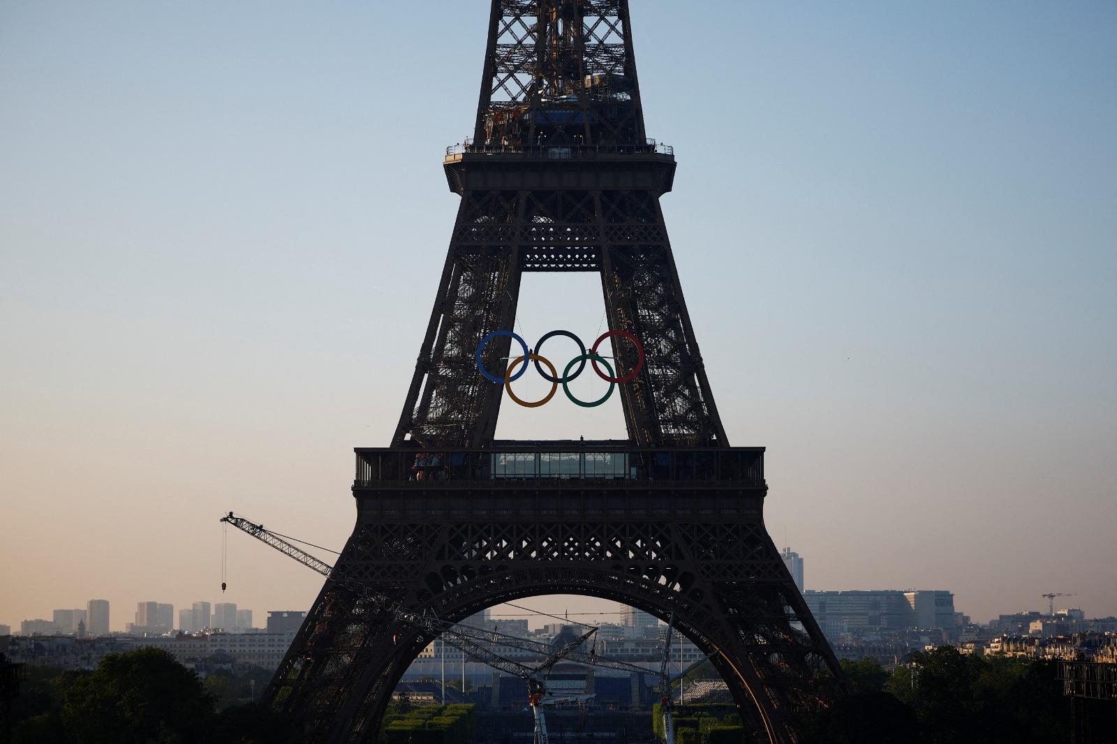 巴黎奧運｜巴黎鐵塔掛上奧運五環標誌。（路透社）