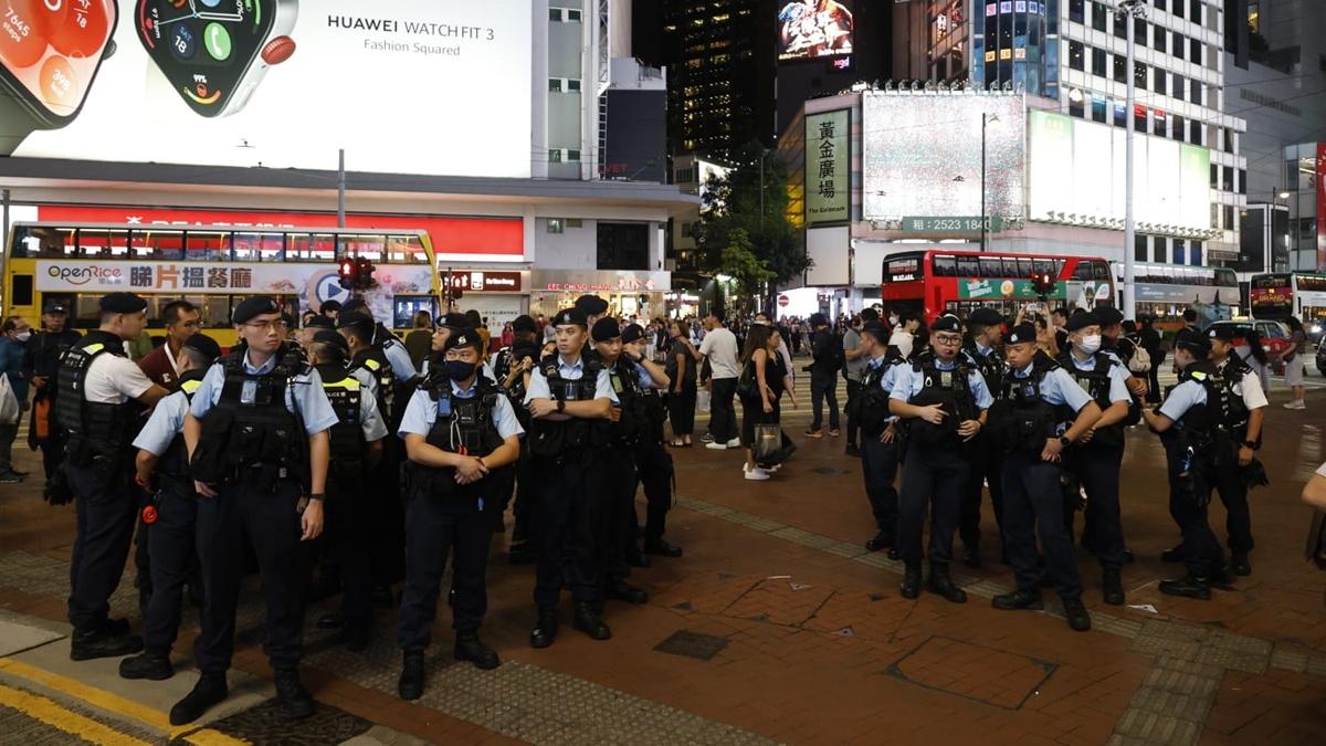 東角道一帶有大批警員站崗。(林俊源攝)