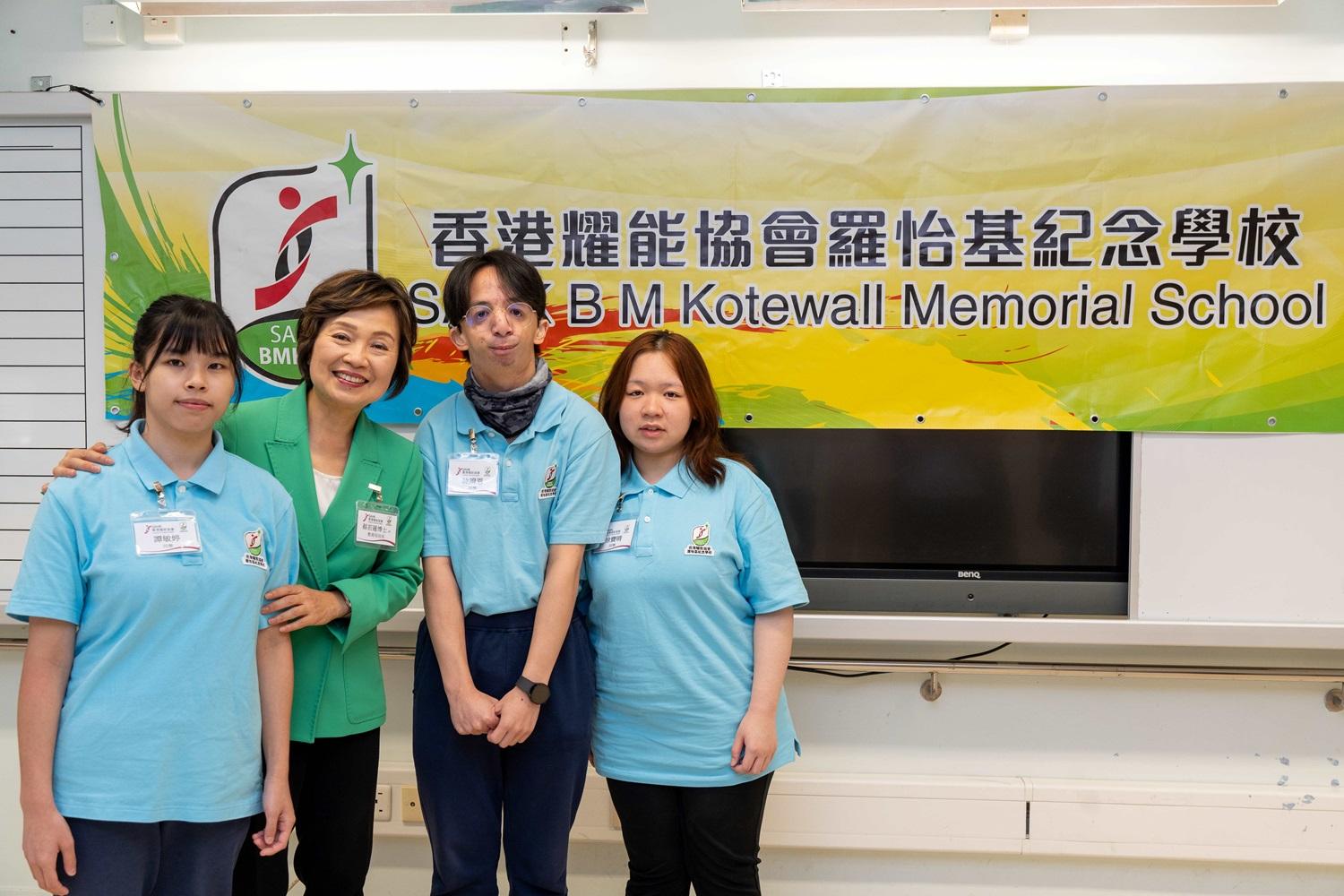 教育局長蔡若蓮博士, JP (左二)到訪羅怡基紀念學校，並與3位應屆中學文憑考試考生，包括譚敏婷同學(左一)、陸證恩同學(右二)及徐寶晴同學(右一)合照留念。