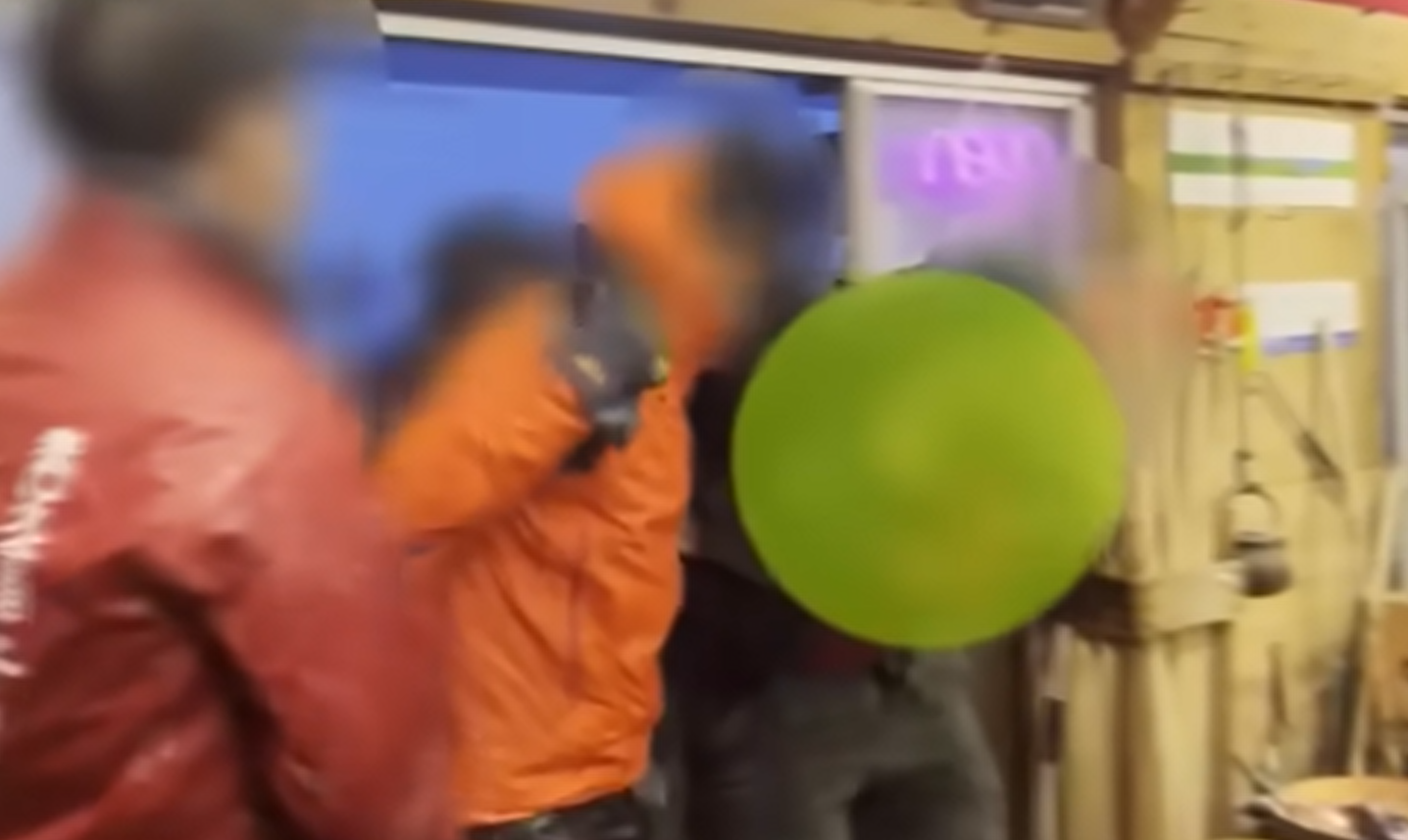 日前日本媒體採訪時遇到有香港登山者不適。(新聞截圖)