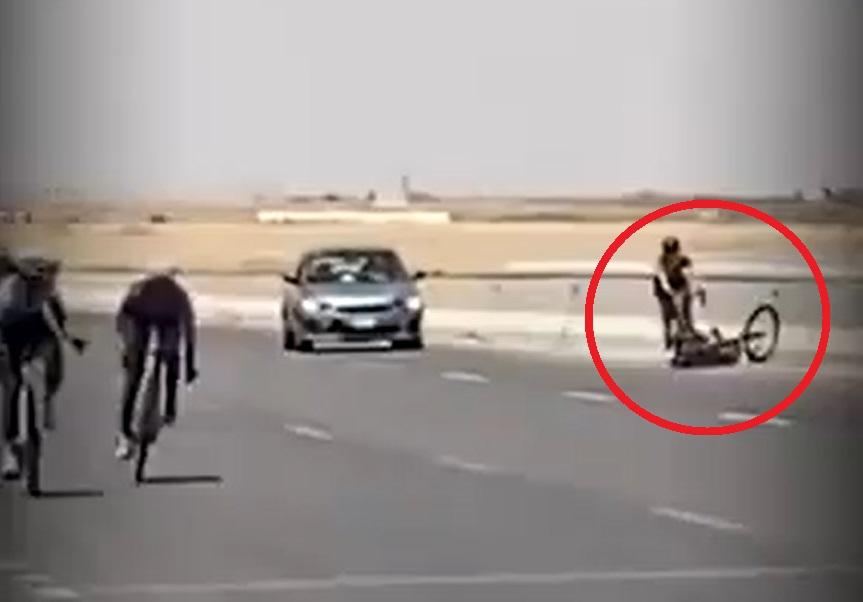 埃及女子單車代表被揭發比賽惡意犯規，被取消奧運參賽資格。(影片截圖)