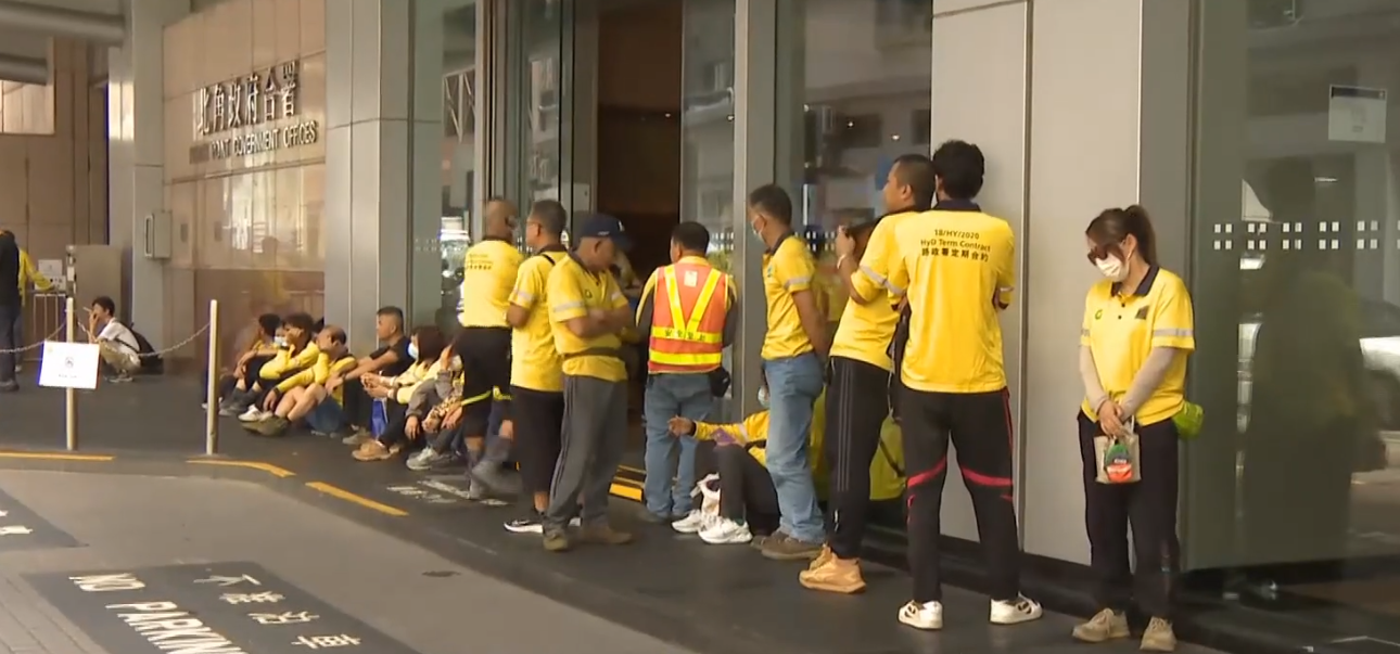  數十名工人前往北角政府合署聚集，及後到路政署辦公室求助(有線新聞畫面)