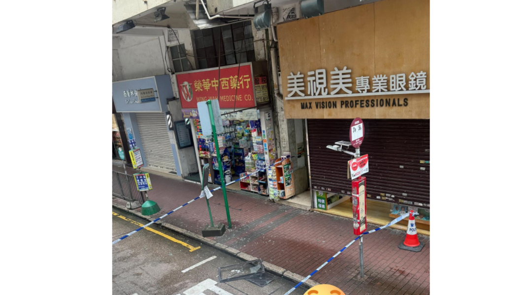 青山道一唐樓有鋁窗從高處墮下。(Kitty Ho@FB「長沙灣街坊」)