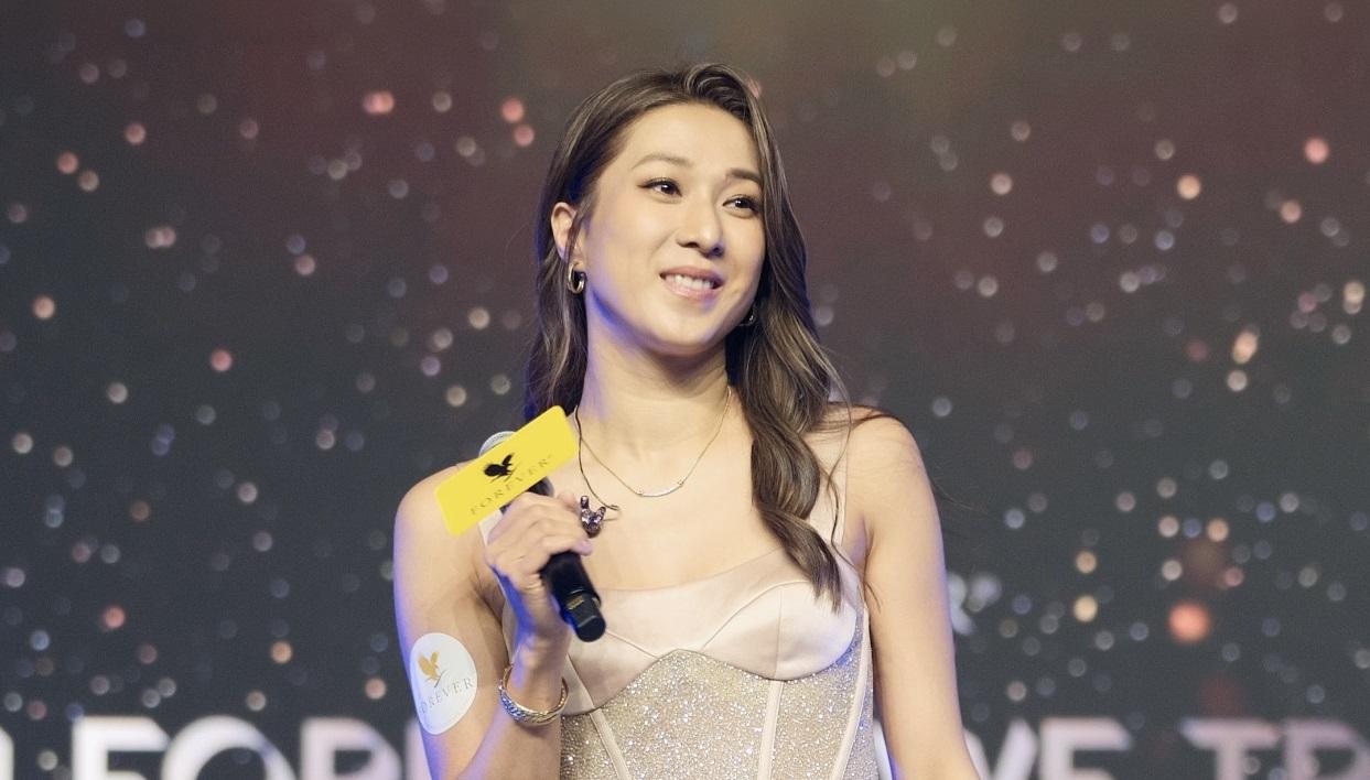 鍾嘉欣宣布全面復出年底推新歌 最大夢想在港開個唱