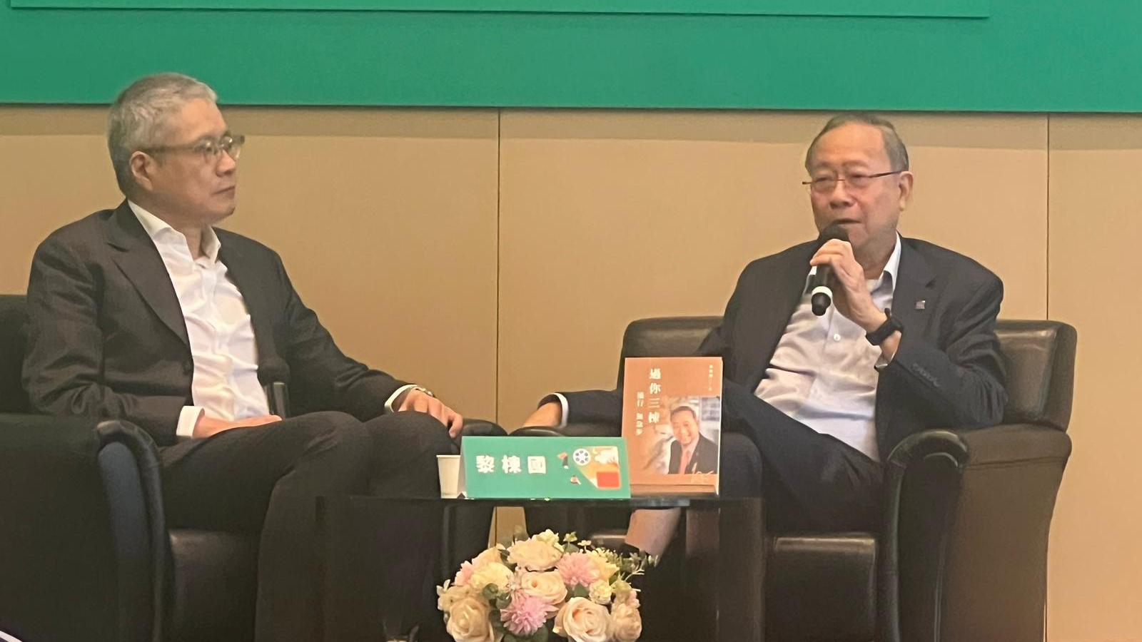 黎棟國(右)出席新書分享會，並邀來管浩鳴(左)出席。(江思嬅攝)
