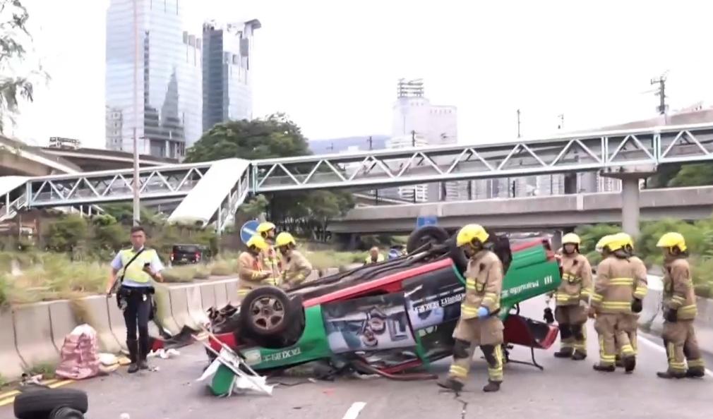 葵涌道的士撞壆四輪朝天司機一度被困，碎片擊毀巴士窗2乘客受傷。(電視截圖)