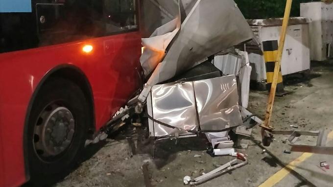 天水圍九巴車廠巴士撞巴士再撼電箱，司機頭暈送院。(網上圖片)