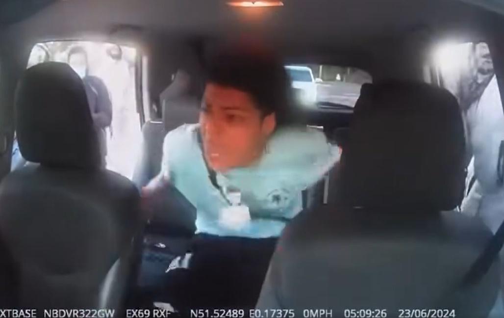 炫富網紅坐的士遭刀手襲擊，以一敵三死驚險過程曝光。(FB)