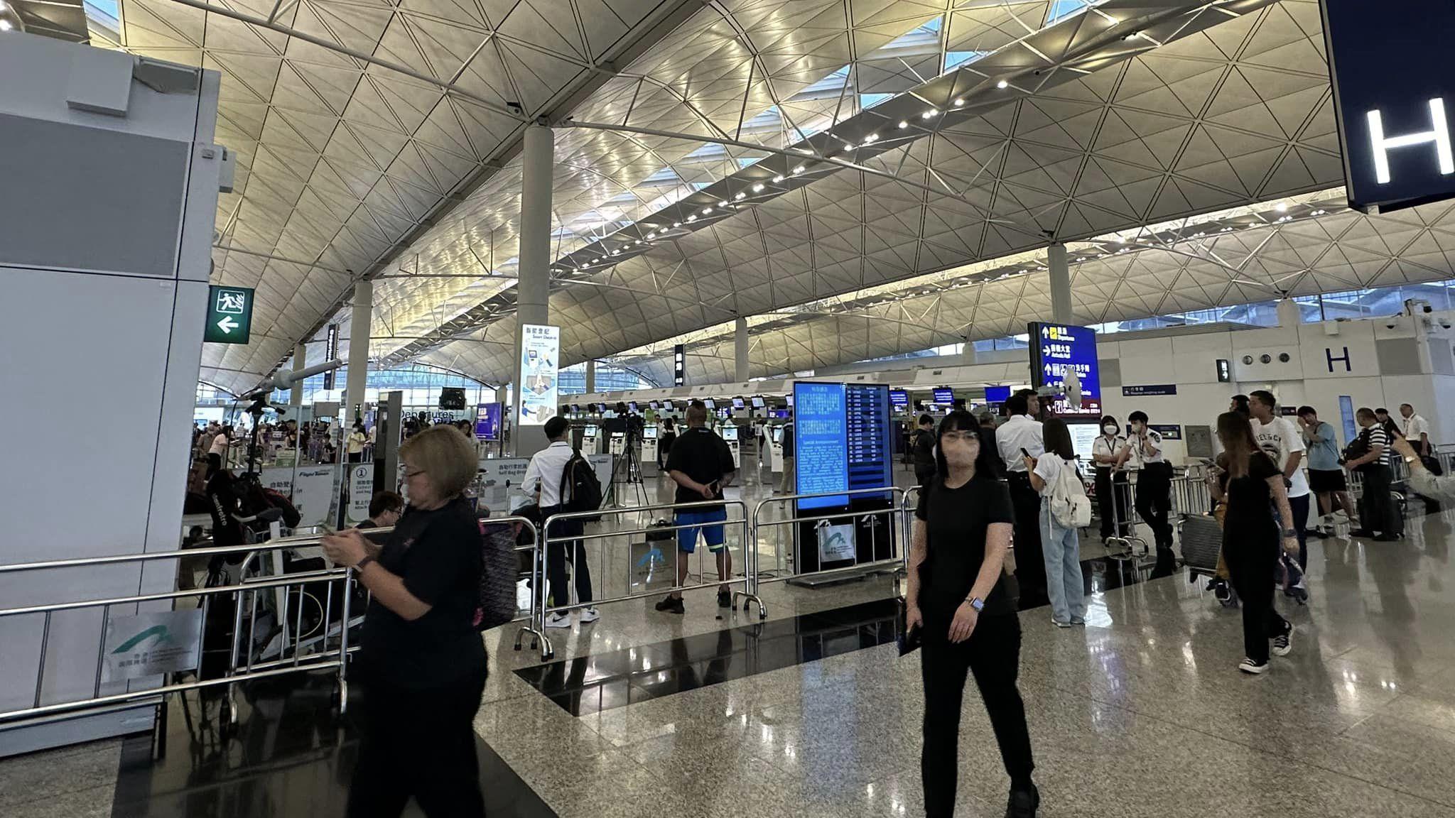 微軟全球大死機，香港機場運作恢復正常，有旅客不滿航空公司安排。(網上圖片)