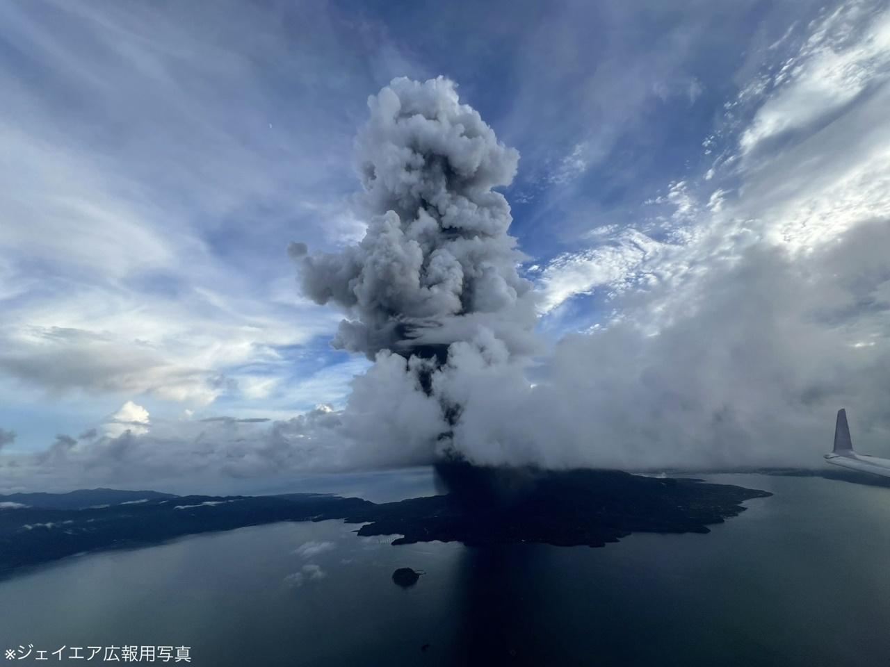 櫻島火山爆發，飛機乘客拍下磨菇雲，J-Air駕駛艙直擊爆發瞬間。(X)