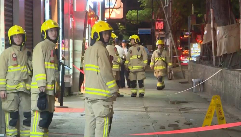 尖沙咀大廈簷篷底墮石屎擊中男途人　屋宇署：整體樓宇結構無明顯危險。(電視截圖)