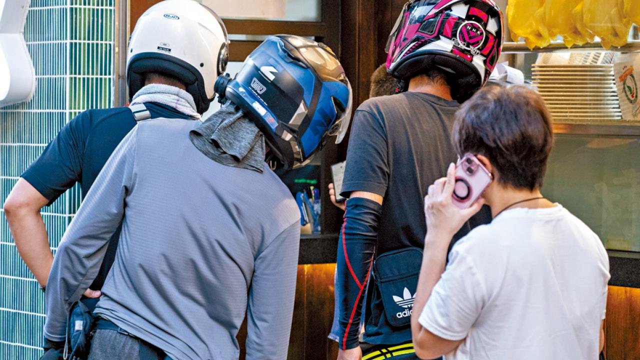 入境處打擊黑工送外賣 拘8持行街紙南亞漢 3人被捕涉出租外賣員帳戶月賺$3000