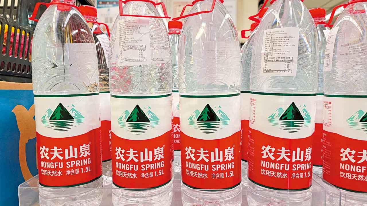 消委會道歉 認檢測「歸類落差」惹誤會 農夫山泉改列「飲用天然水」重新評分達5星