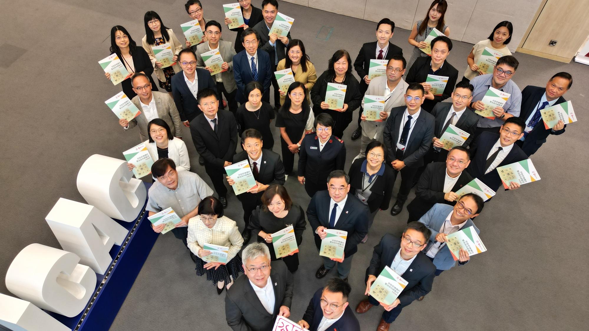 約30間本地大型非政府機構高級管理人員完成廉政學院首次舉辦的「非政府機構反貪專業課程」。(廉署)