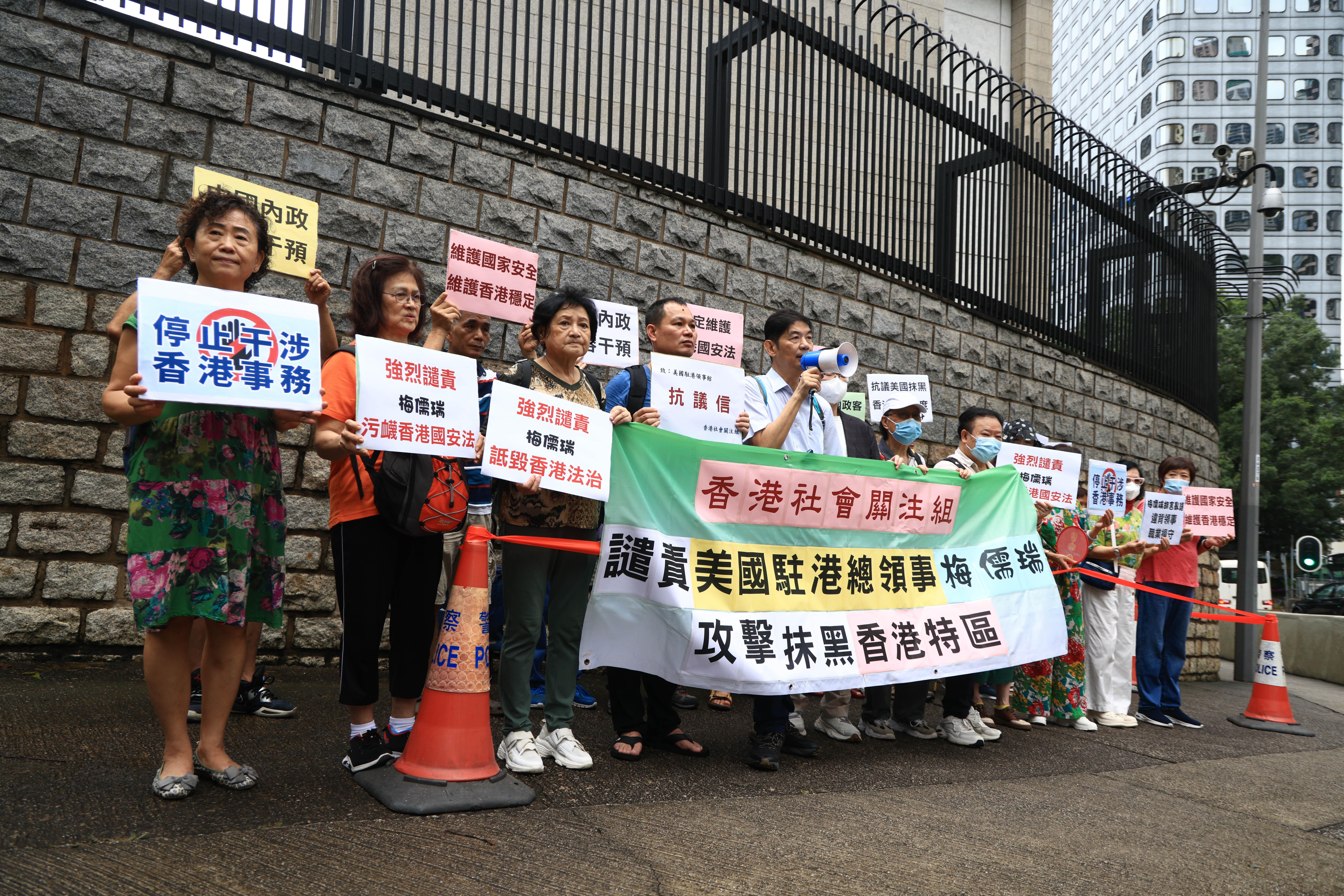 有市民到美國駐香港總領事館抗議，譴責美國駐港總領事梅儒瑞抹黑香港特區。（中通社）　