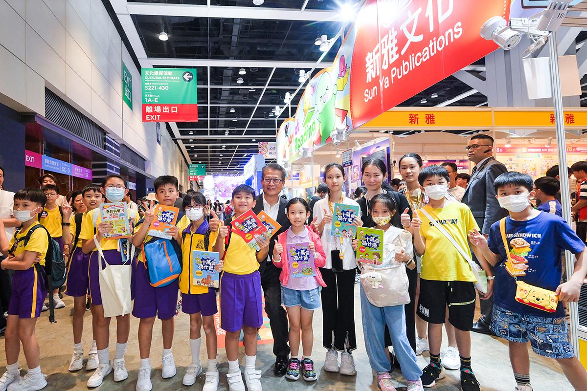陳茂波在書展首日，入場購買科普書籍送給現場一些小朋友。(陳茂波網誌)