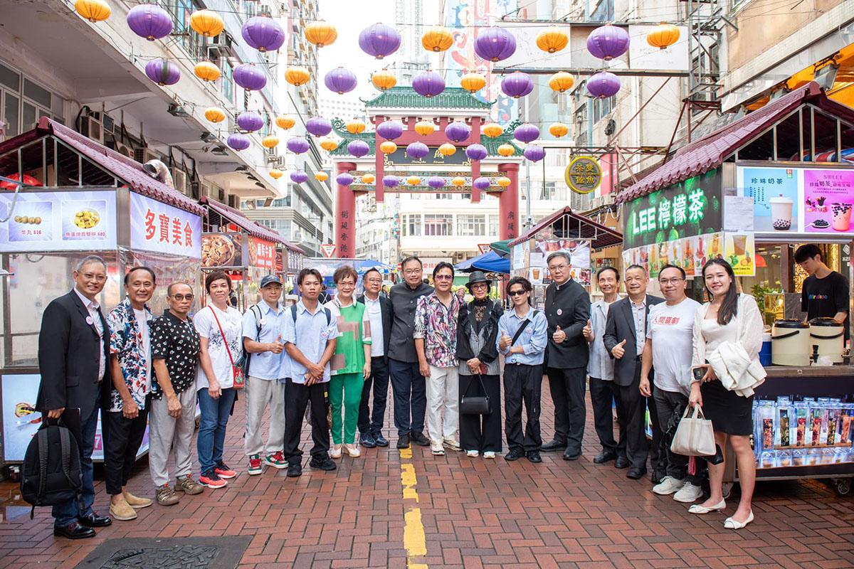 內地知名網紅與本港藝人昨到廟街直播宣傳。(油尖旺社團聯會FB)