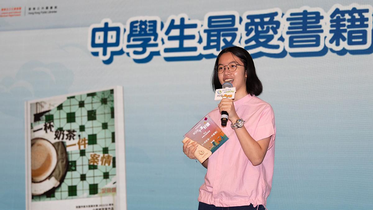 黎欣瞳憑作品《一杯奶茶，一件案情》奪得「本地原創大獎」(中學組)。(林靄怡攝)