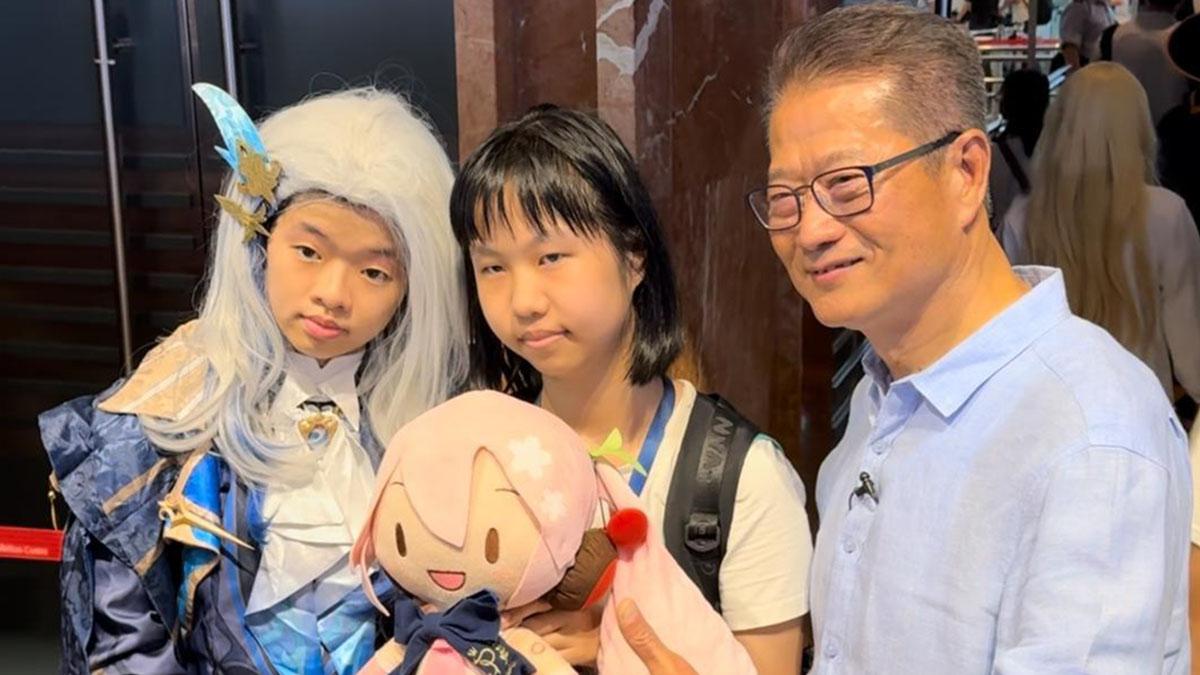 陳茂波(右)在動漫節吸引大批市民上前要求合照。(資料圖片／吳家偉攝)