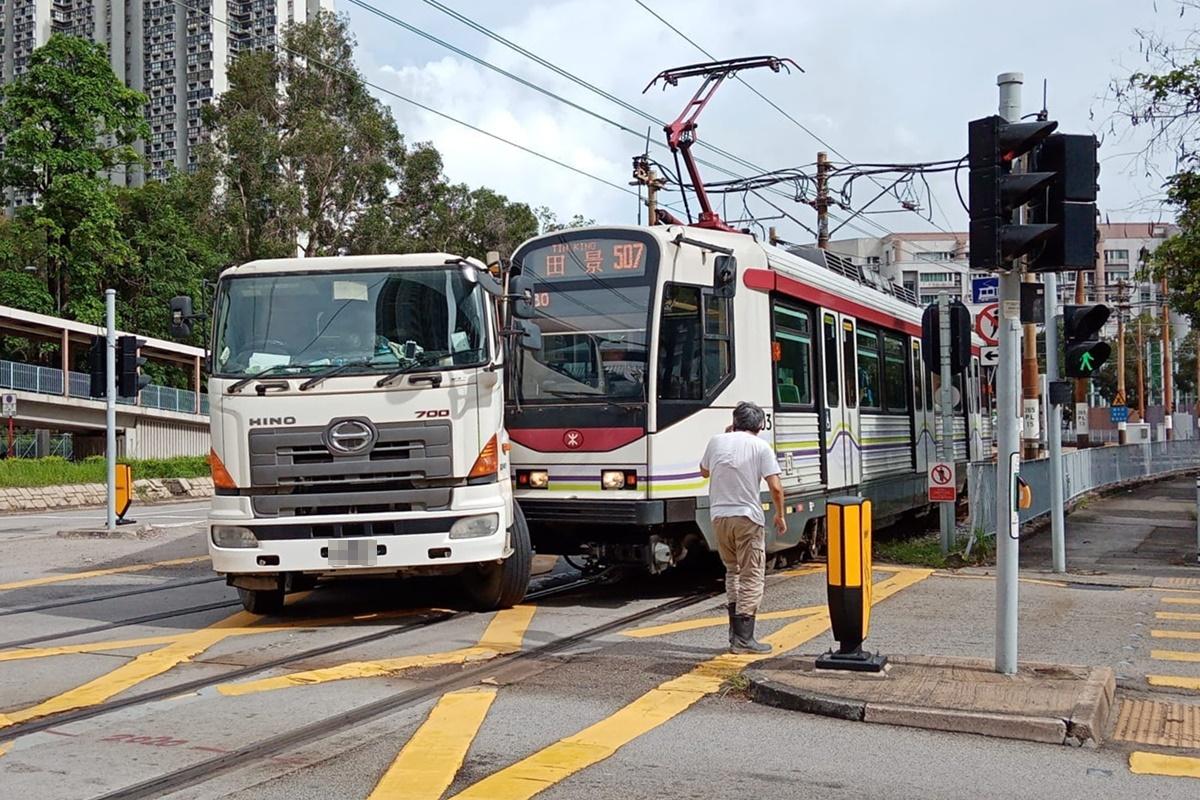屯門有輕鐵與重型貨車相撞。(網上圖片)
