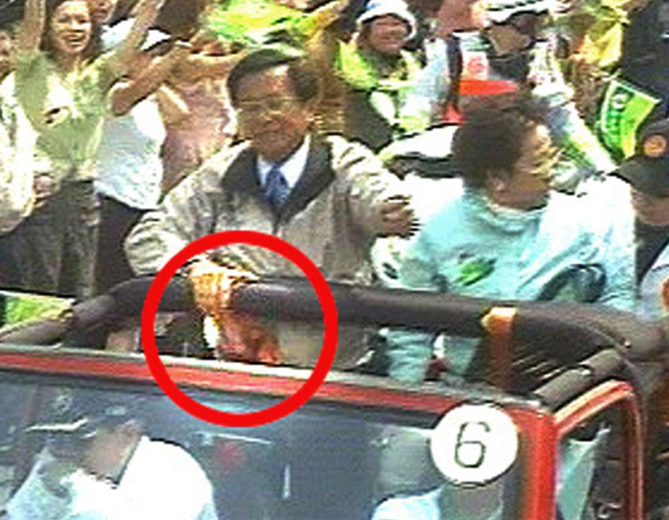 美國前總統特朗普在造勢時遭遇槍擊，引發了大量陰謀論猜測，外界想起20年前參選台灣領導人的時任民進黨候選人陳水扁在造勢活動遇襲。(影片截圖)