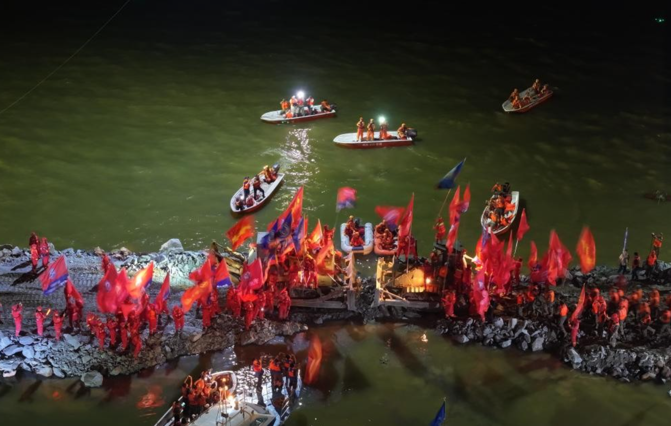 洞庭湖大堤決口封堵現場(新華社)