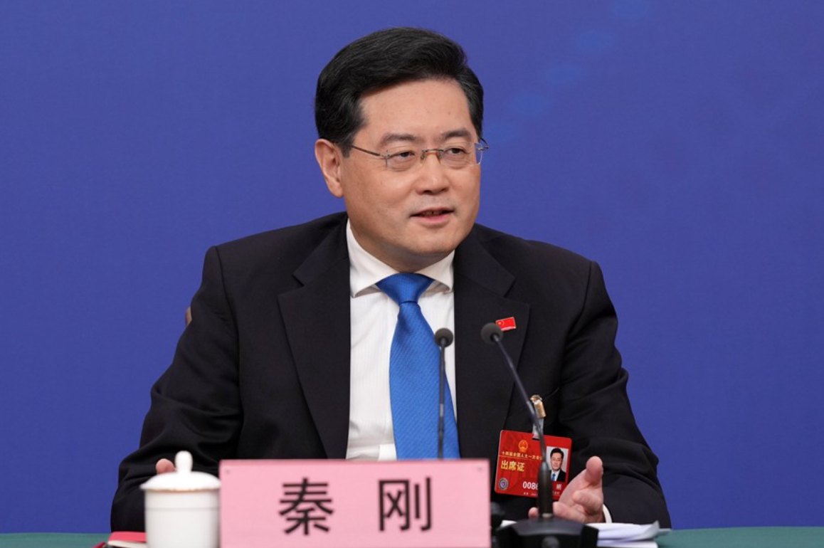 全會決定接受前外長秦剛辭職申請，免去秦剛中央委員會委員職務，公報仍以「同志」稱呼秦剛。(新華社資料圖片)