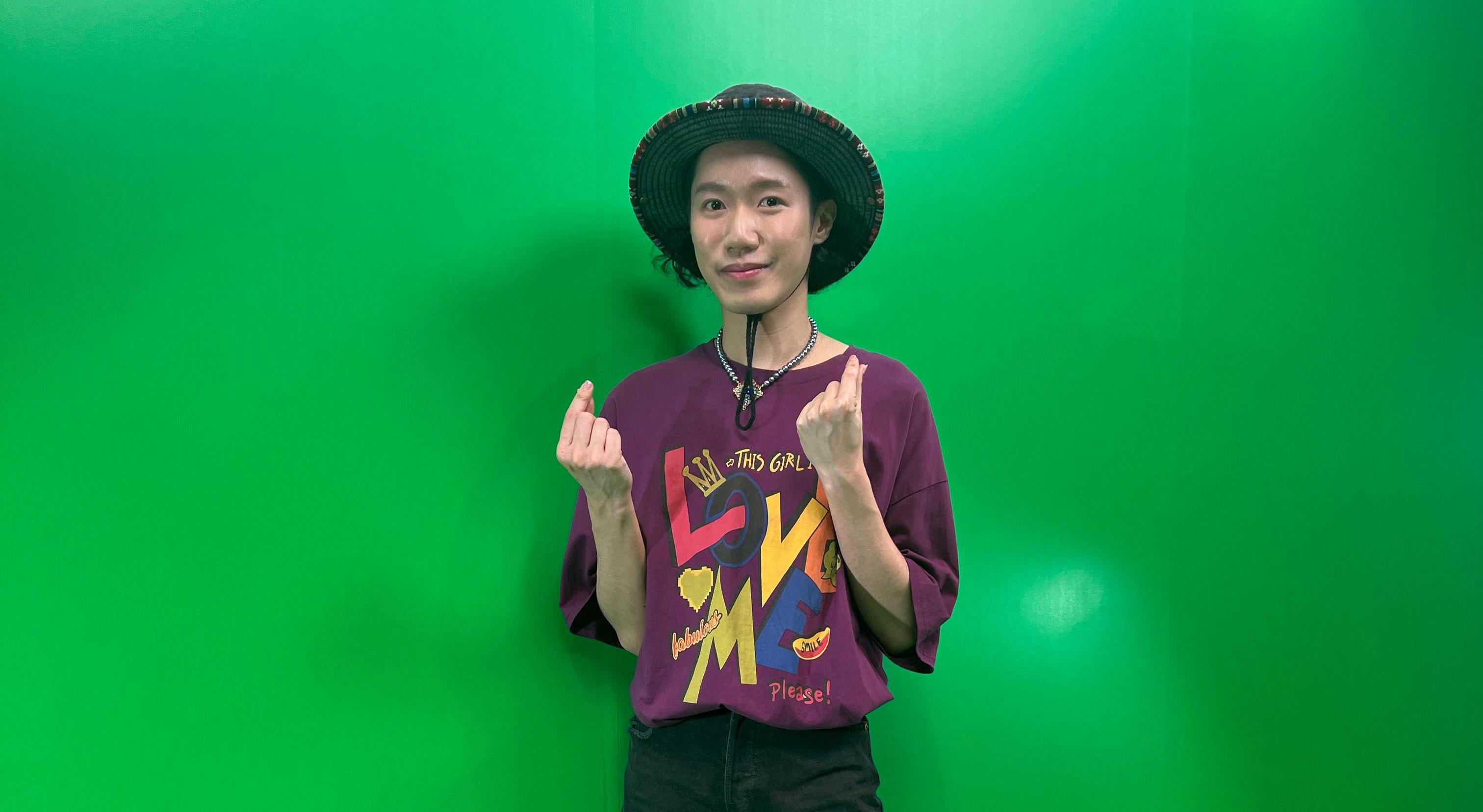 許嘉浩挑戰做公仔衫超考車功 搵好友真髮整假髮