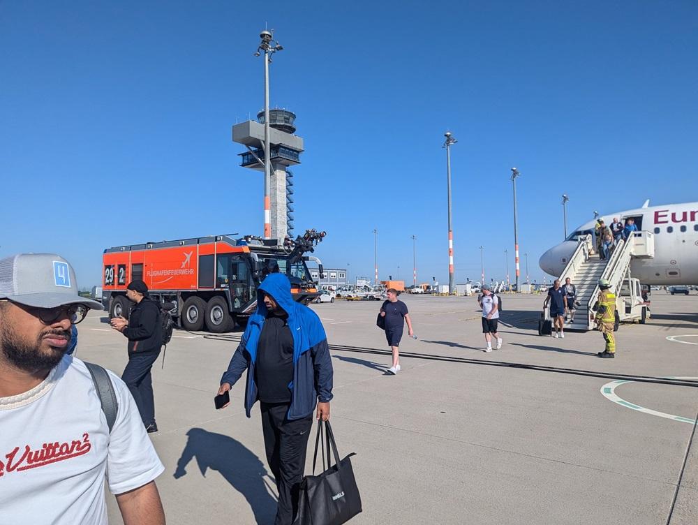 飛機折返柏林後乘客陸續落機。(X)